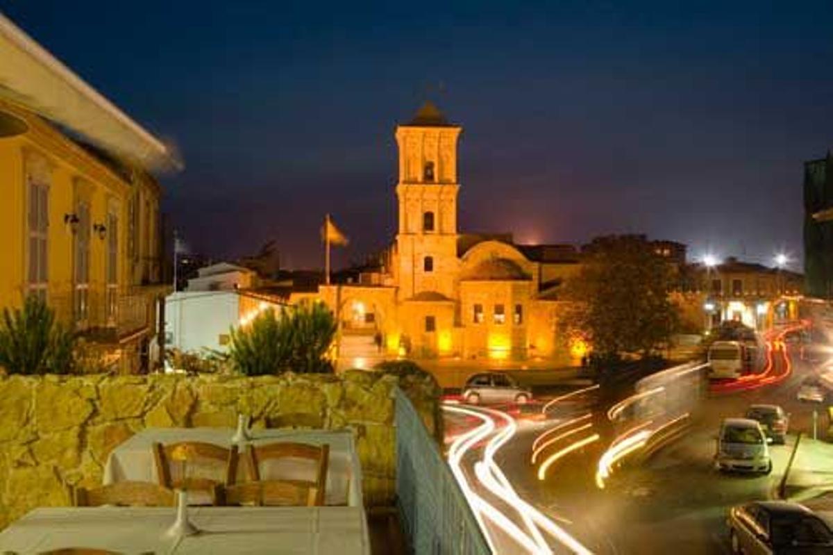 Vista de la Iglesia de San Lázaro de noche.