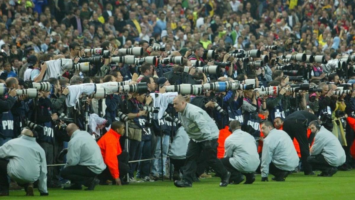 Fotógrafos en uno de los goles del Camp Nou durante un Barça-Arsenal, de Champions.