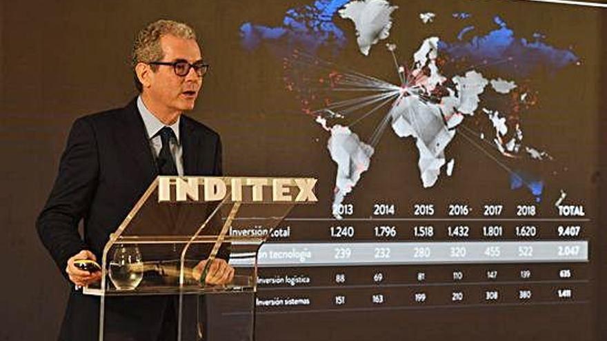 El presidente de Inditex, Pablo Isla, ante una mapa de la expansión global de su modelo integrado.