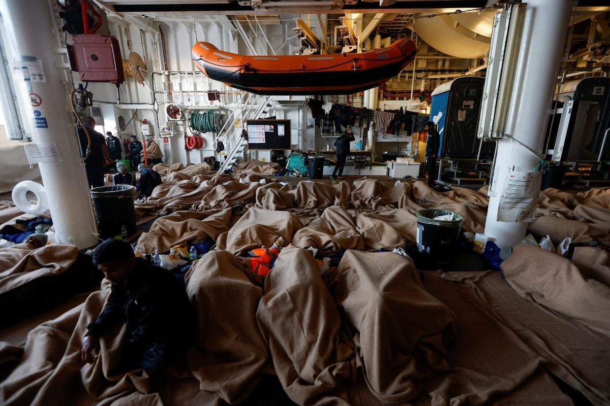 El barco de Médicos Sin Fronteras (MSF), Geo Barents, rescata a migrantes frente a la costa de Libia, en el Mediterráneo.