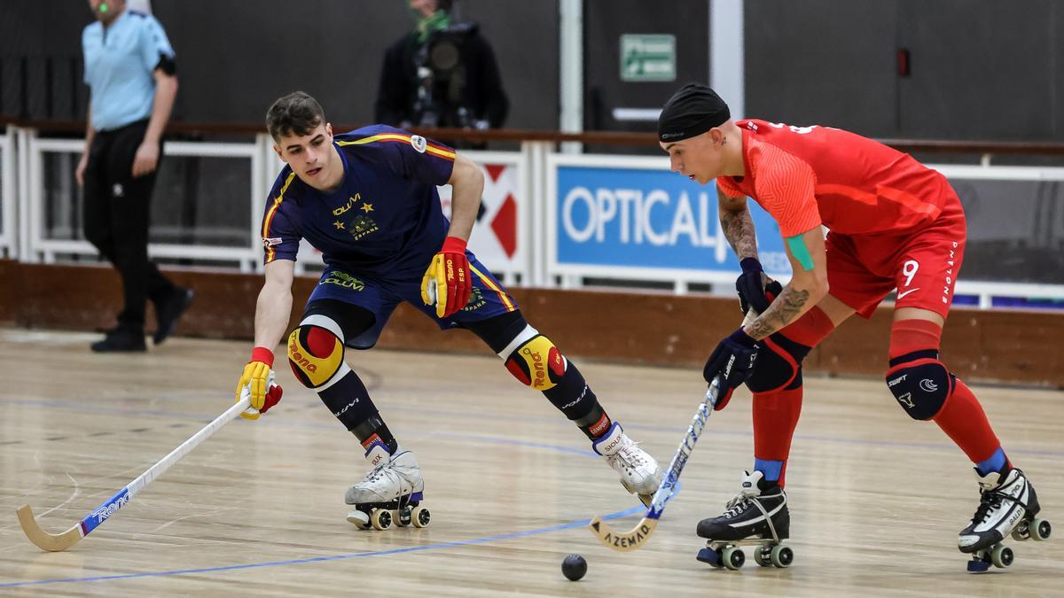 Aleix Marimon (esquerra), davant de l'anglès Jake Reed en un partit en què ha anotat dos gols