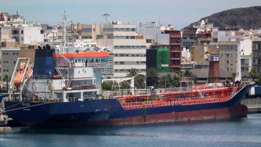 El petrolero &#039;Silver&#039;, atracado el pasado mes de mayo en el puerto de La Luz. | eddie walker (shipspotting.com)