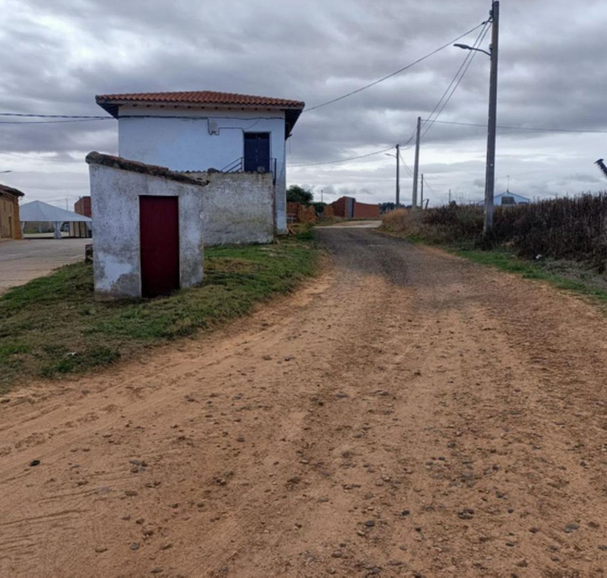 Entorno del antiguo edificio donde se va a realizar la pavimentaicón.| E. P.