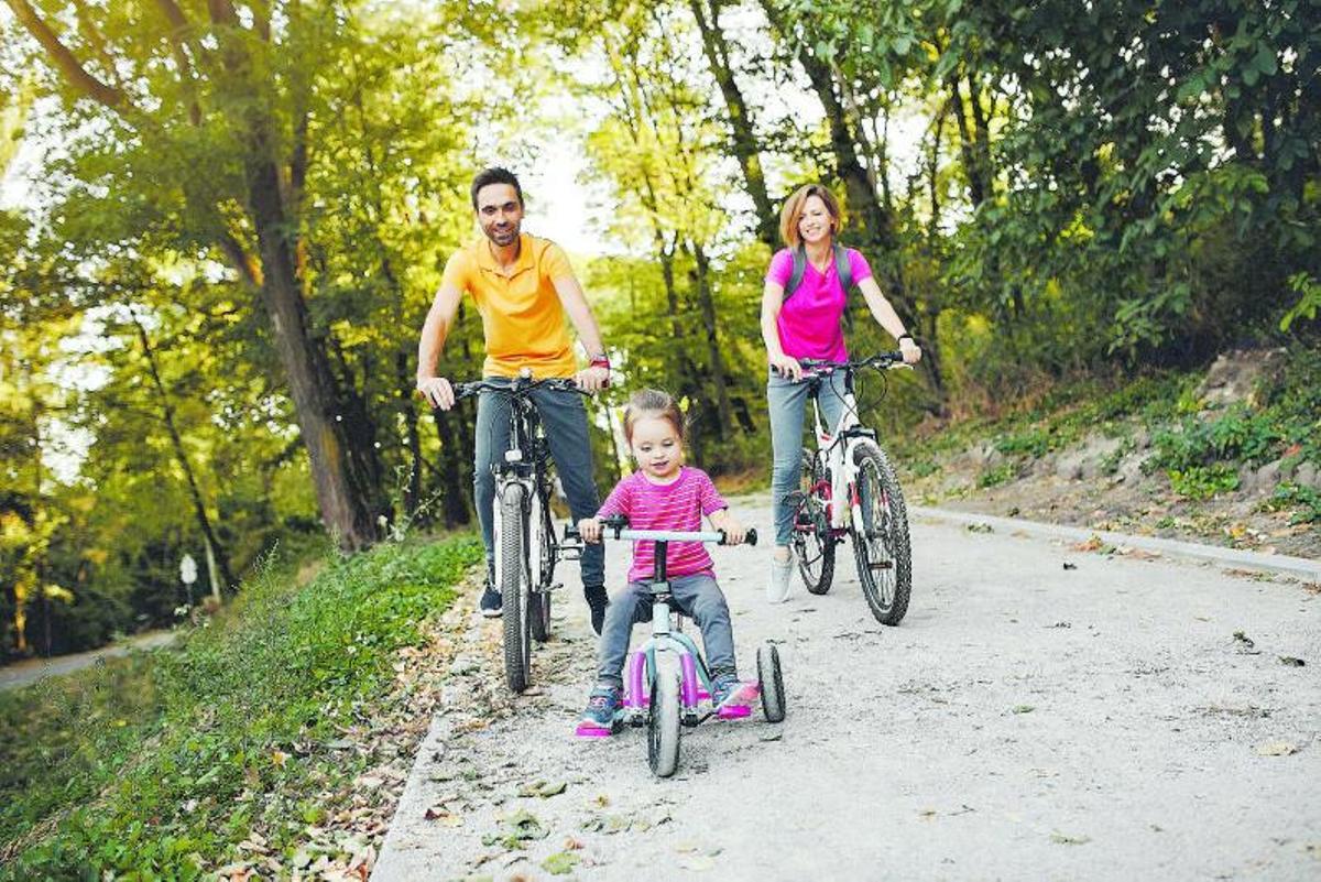 Els infants gaudeixen de la bicicleta. | FREEPIK
