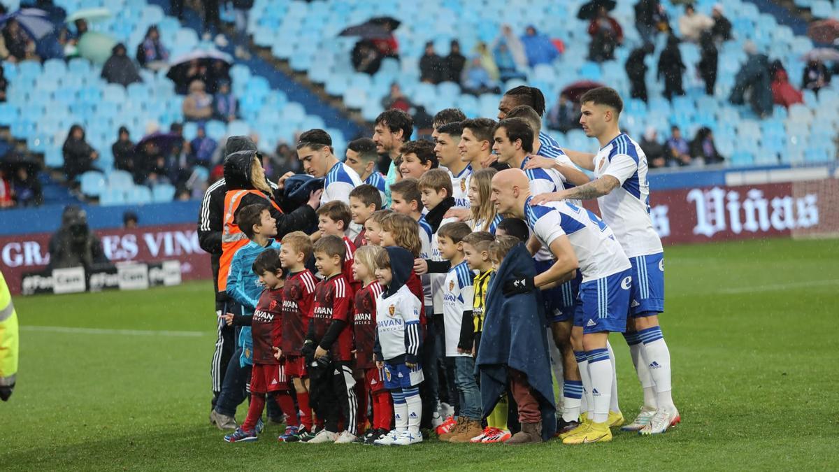Los jugadores del Real Zaragoza se hacen la foto inicial con algunos niños