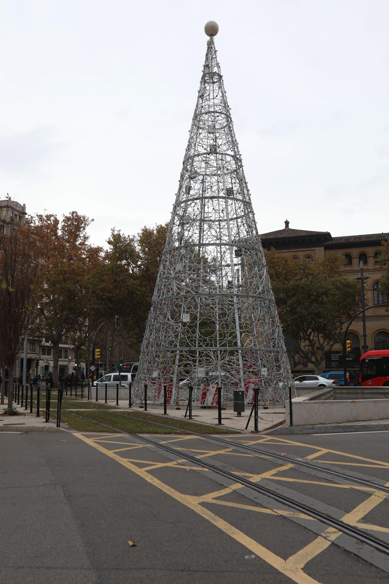 Las calles y los comercios de Zaragoza preparan su decoración navideña