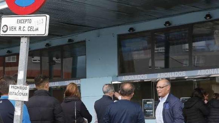 Aficionados del Celta, ayer, en las taquillas de Balaídos. // R. Grobas