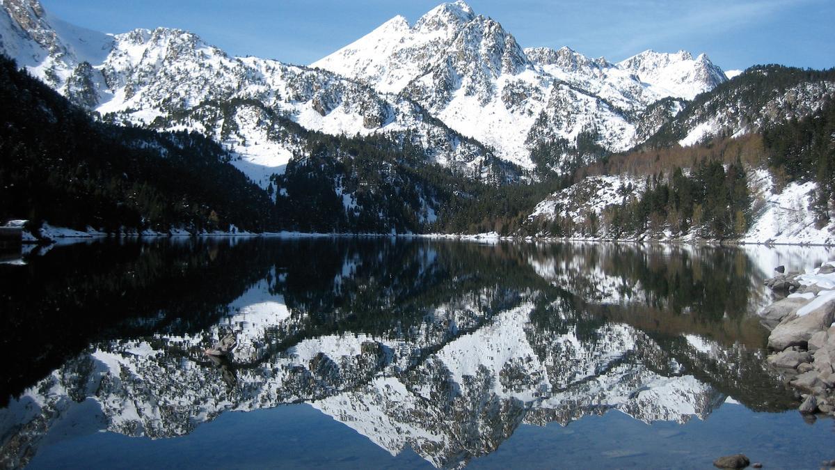 Estany de Sant Maurici, situado en las comarcas d'Alta Ribagorça, el Pallars Sobirà, el Pallars Jussà y el Vall d'Aran (Lleida).