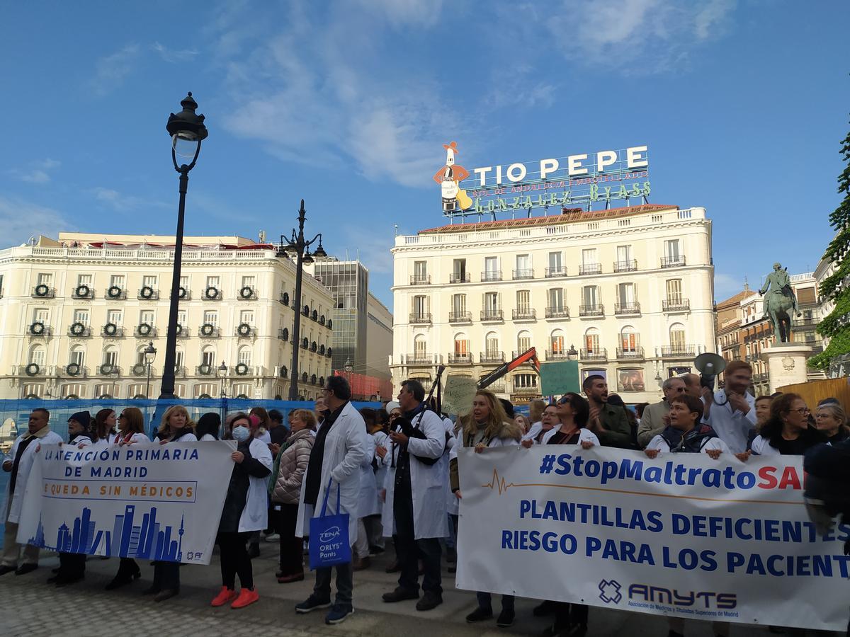 Los médicos de Madrid, en la Puerta del Sol.