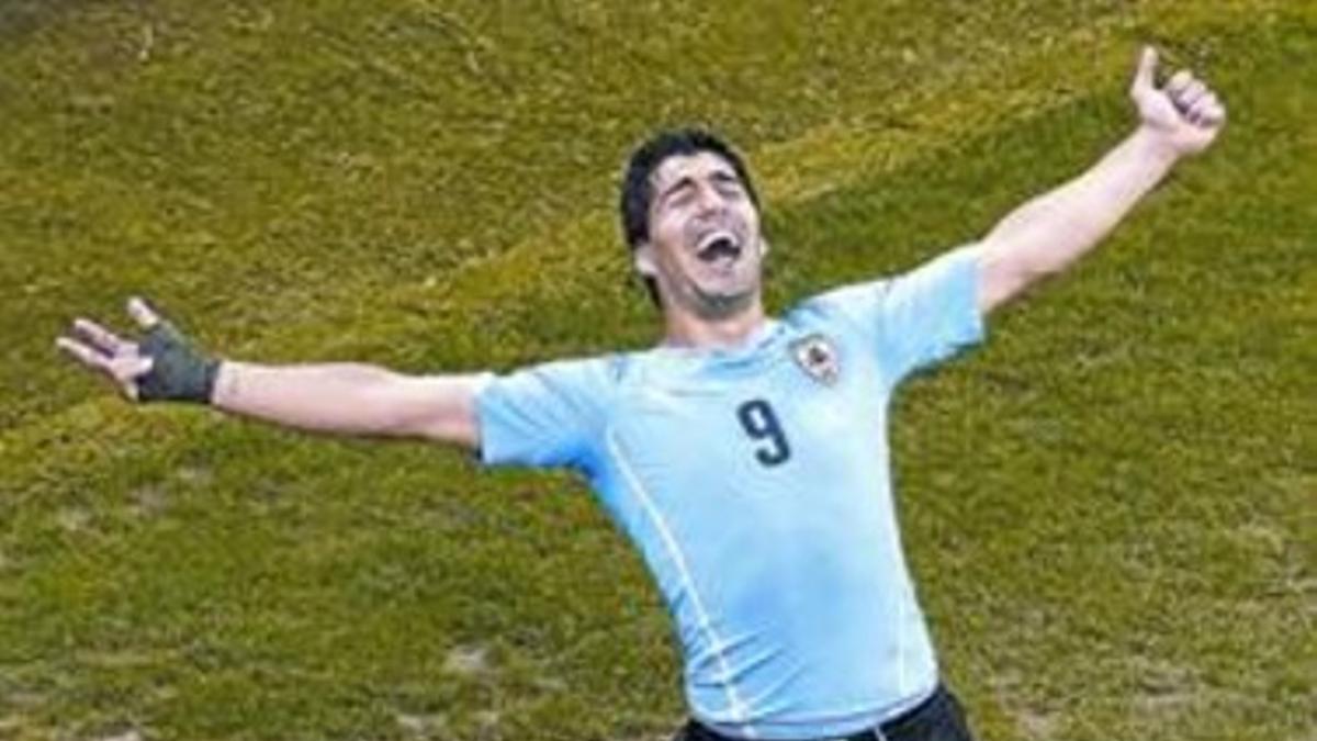 El uruguayo Luis Suárez celebra, ayer, el segundo gol que le marcó a los ingleses.