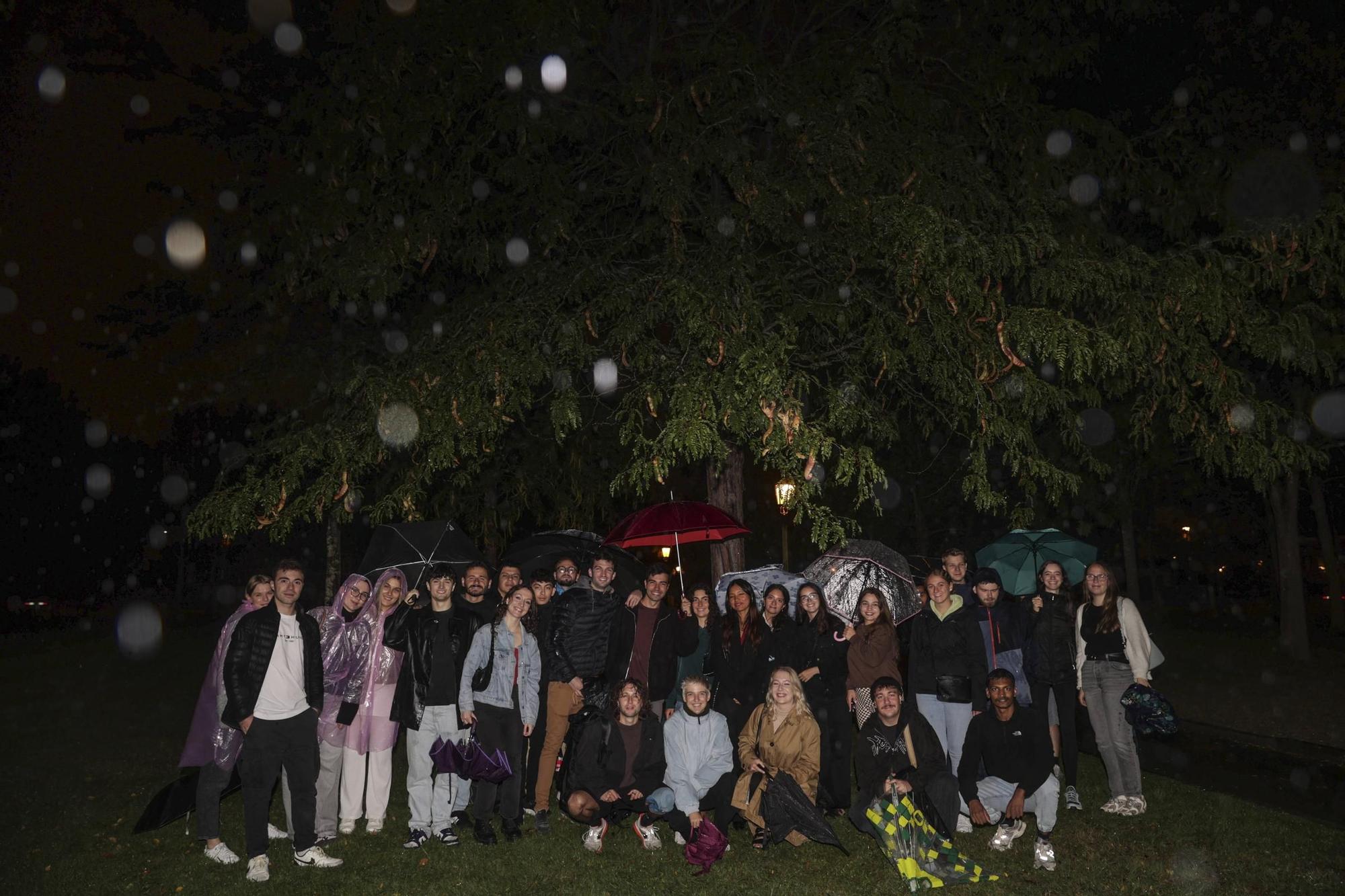 EN IMÁGENES: Así se vivieron unos fuegos de San Mateo bajo la lluvia en Oviedo