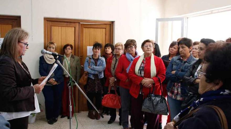 Marina Argulo explica el contenido de la muestra durante la inauguración.