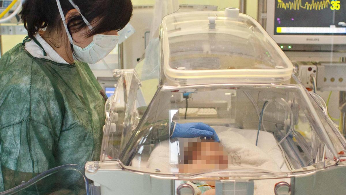 Incubadora con soporte de oxígeno para tratar a bebés con bronquiolitis en el Hospital del Vinalopó.
