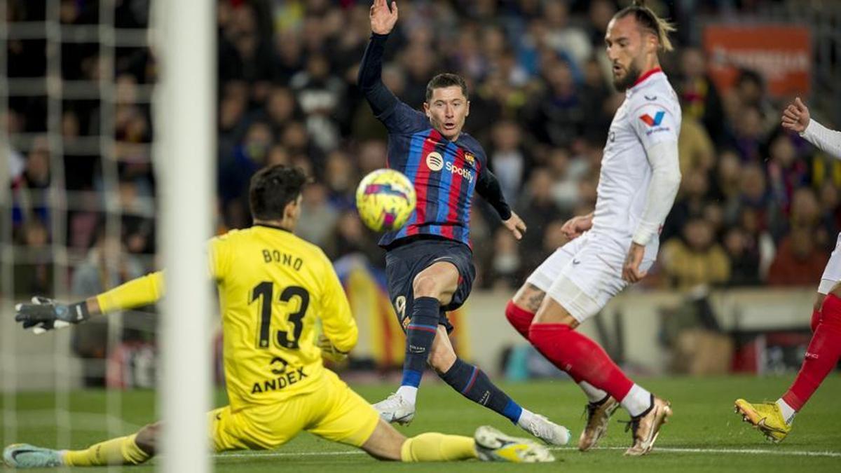 Lewandowski prueba el remate ante Bono sin acierto.