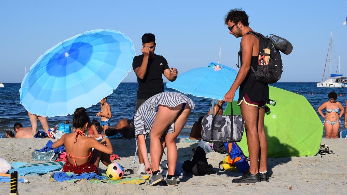 Bañistas en una playa