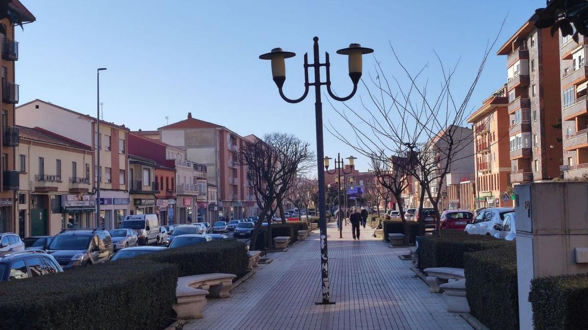 Boulevard central de la avenida El Ferial. La Zona Azul rige parcialmente en la zona.