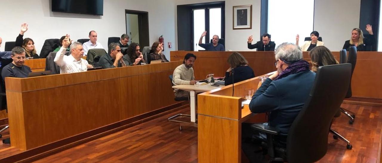 Un momento de una votación en el pleno municipal de Vila celebrado esta mañana.