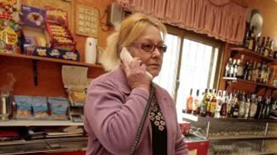 La dueña del bar de El Abdet utilizando el teléfono, que quedó restablecido ayer