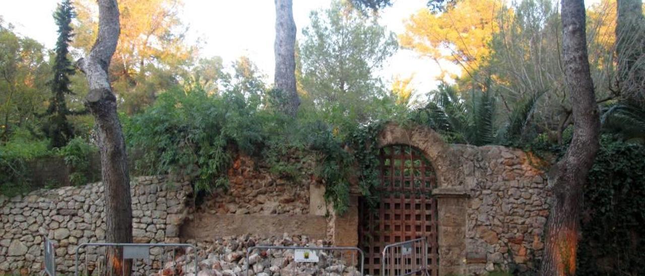 Parte del histórico muro de piedra del antiguo lazareto ha caído y se encuentra vallado.