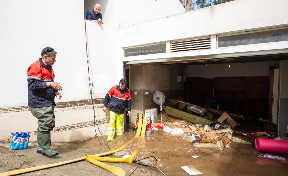 Efectivos del Consorcio de Bomberos de Alicante achican agua de una vivienda en Villamontes