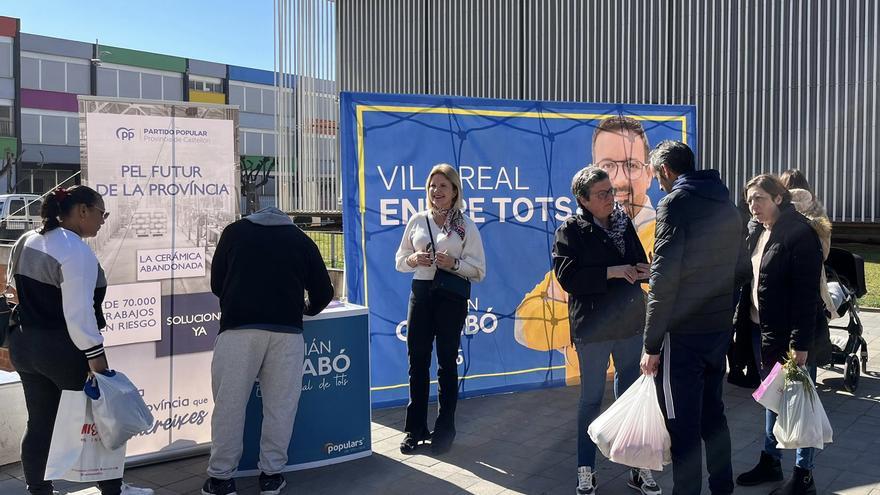 El PP recoge firmas para reivindicar el futuro de la cerámica en Castellón