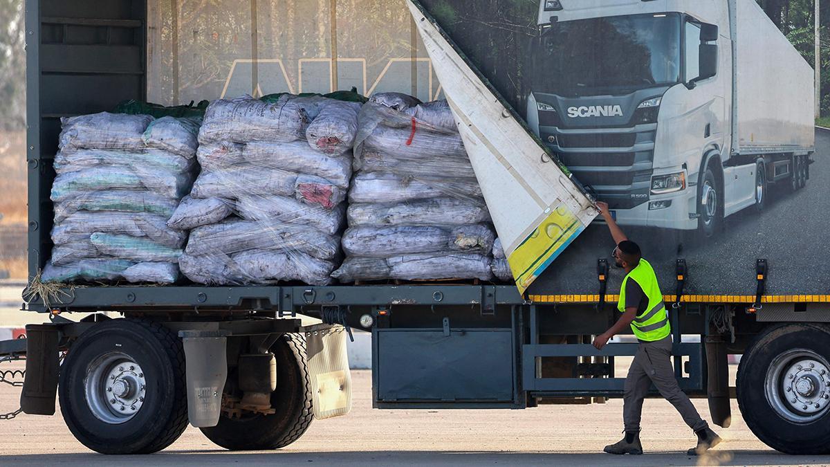 Un camión con ayuda humanitaria destino a Gaza, en el paso de Kerem Shalom Un camión con ayuda humanitaria destino a Gaza, en el paso de Kerem Shalom