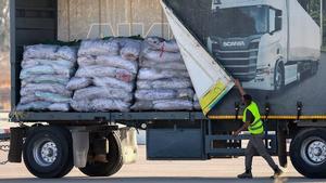 Un camión con ayuda humanitaria destino a Gaza, en el paso de Kerem Shalom