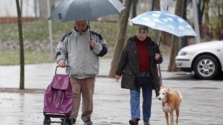 Alguns veïns de Girona van tornar a treure els seus paraigües de casa després de dos mesos guardats.