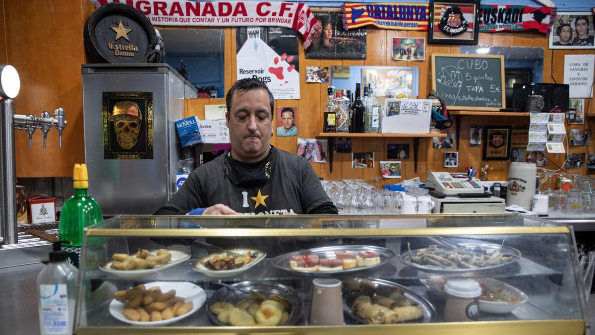 Paco, el dueño de Moll de Rebaix, prepara tapas gratis.