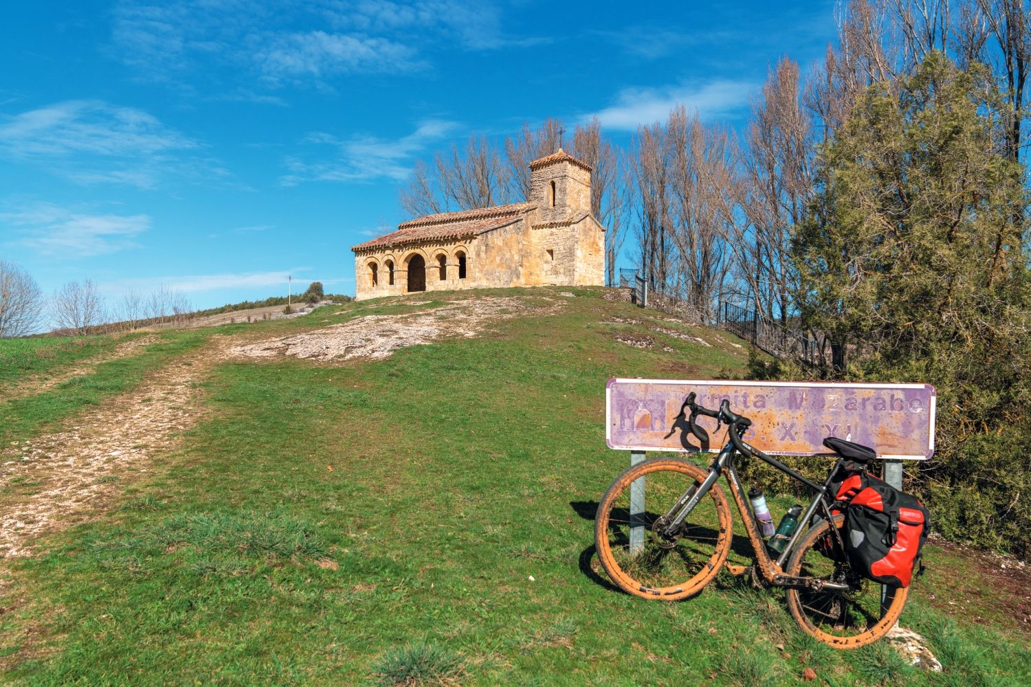 La ermita de Santa Cecilia, junto al río Mataviejas y a los pies de la Peña Cervera, es una joya prerrománica en el entorno de Santo Domingo de Silos.