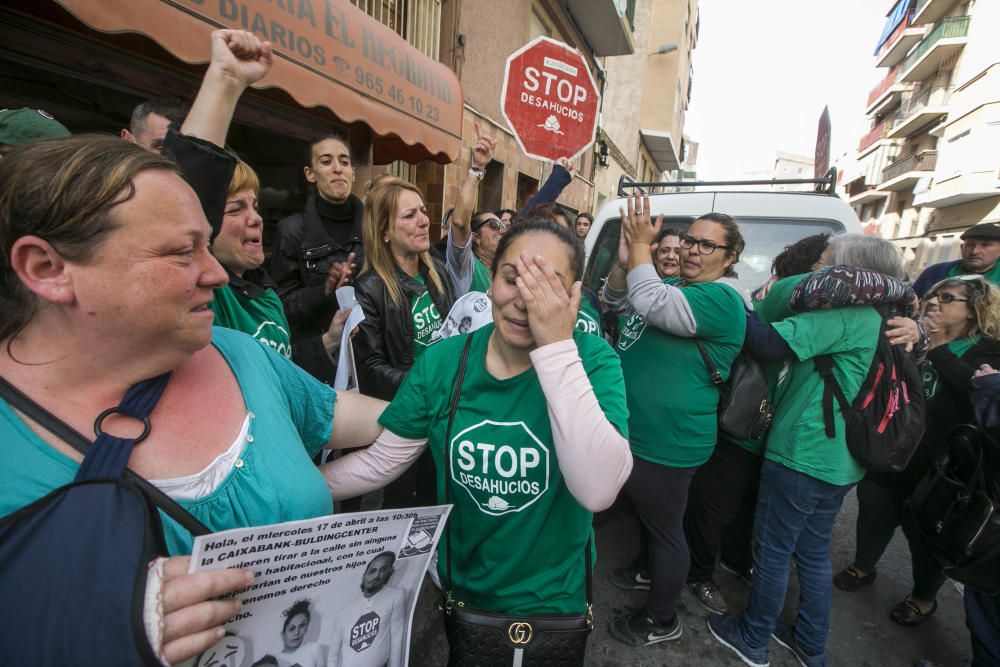 La PAH frena un desahucio en Elche