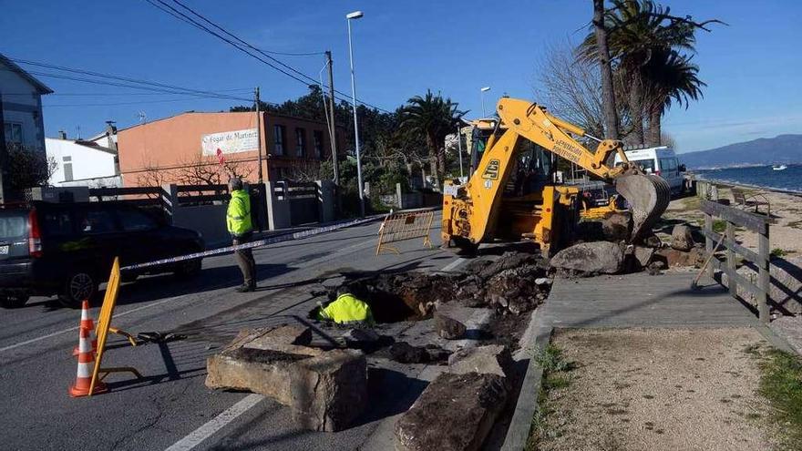 Una excavadora comprobó esta semana el estado de la zona en el vial de As Sinas. // Noé Parga