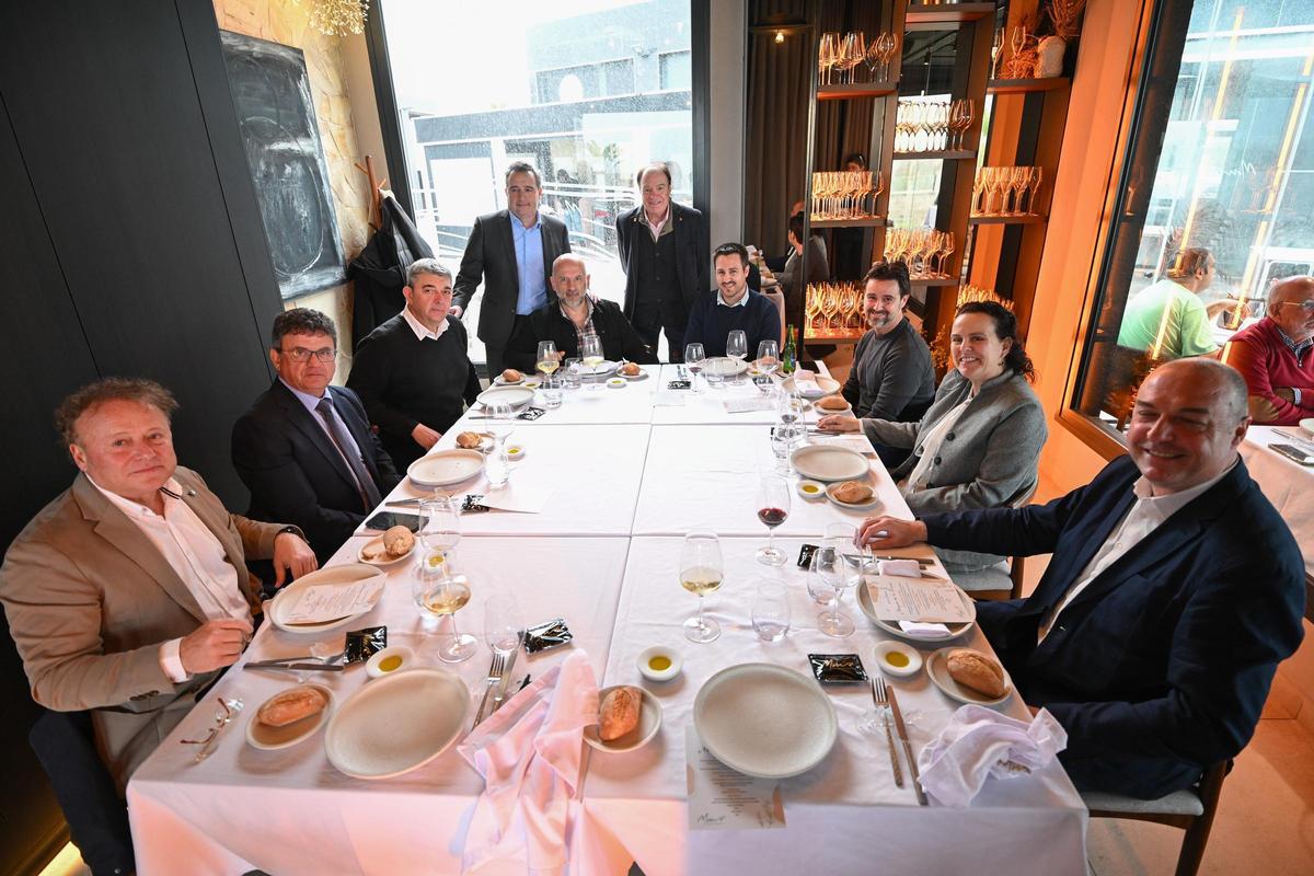 Ricard Sala, abogado; Toni Cabot, director de INFORMACIÓN; José Luís Sáez, alcalde de Guardamar del Segura; Enrique Matínez, AREA Promotora; José María Hernández, concejal de Urbanismo y Obras de Guardamar del Segura; Alberto Albert, médico del Dolor de Alicante; Jesús Martínez, primer teniente de alcalde de Rojales; Antonio López, concejal de Urbanismo en Guardamar del Segura; Elena García de Consuegra, responsable técnico de Veolia y Andrés Martínez, gerente territorial de Veolia Alicante sur.