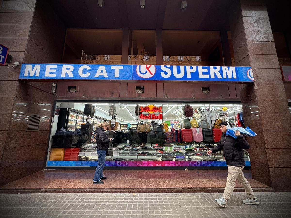 Un supermercado de la calle de Consell de Cent, con su escaparate de todo menos alimentario.