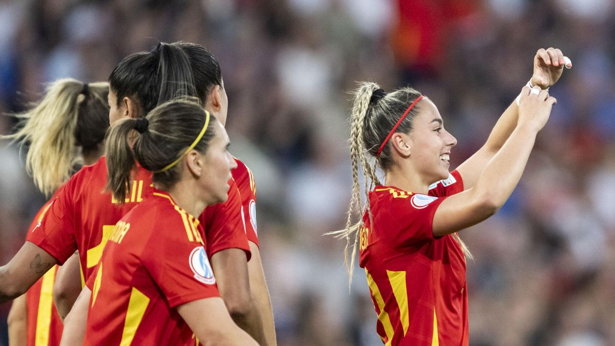 Athenea Del Castillo celebra su gol contra Italia