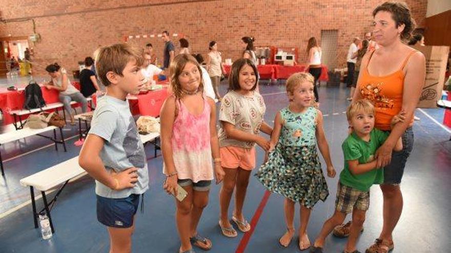 A la dreta, Rosa Binimelis amb nens i nenes de famílies desallotjades