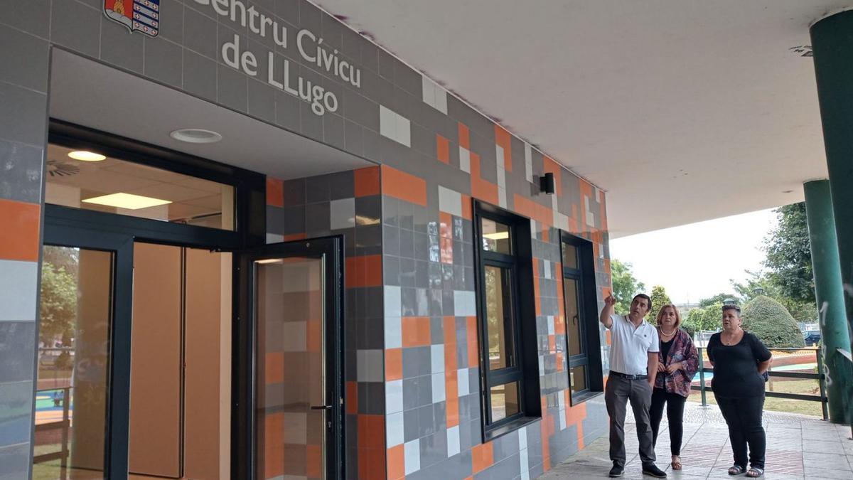 Por la izquierda, Gerardo Sanz, Montse Alonso e Isabel  Fernández, ayer, en el nuevo centro social de Lugo. | A. Ll.