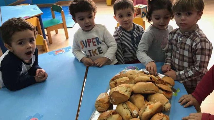 Bollos preñaos en el colegio infantil de La Oliva para celebrar Comadres