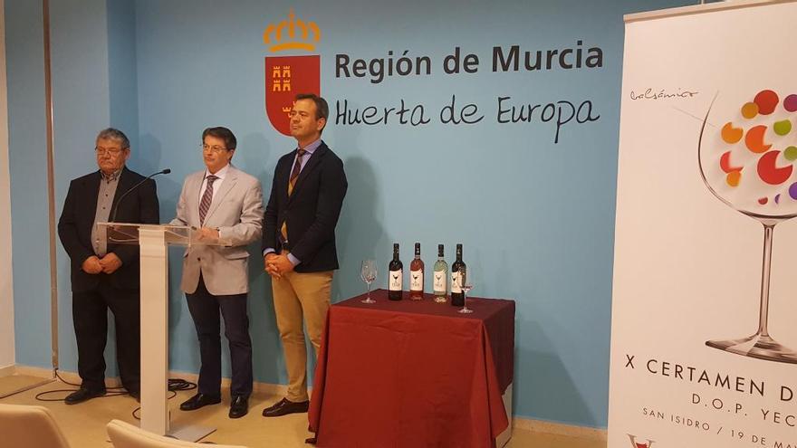 Marcos Ortuño (d), Francisco Jódar (c) y Pascual Molina (i), en la presentación de ayer en Murcia.