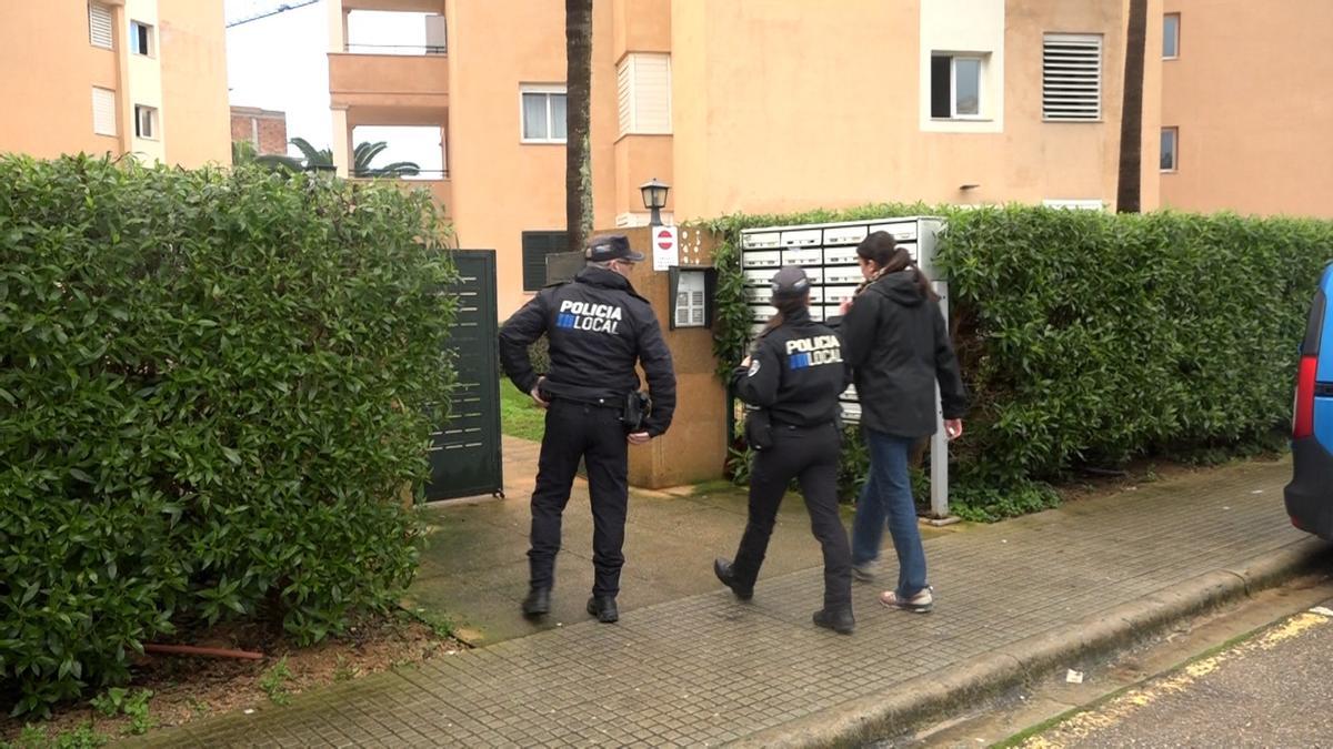 Policías locales acceden al recinto en cuyo aparcamiento se produjo el incendio el sábado.