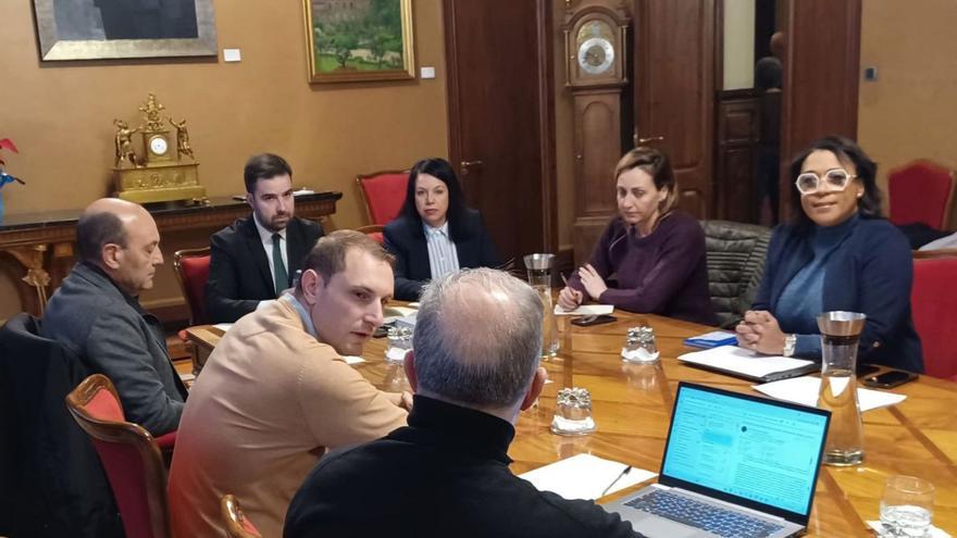 La reunión de la mesa de la comisión de Hacienda, ayer en la Junta.
