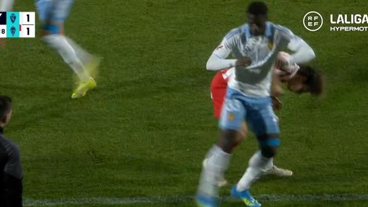 Momento del impacto del codo de Saidu con Gelabert.
