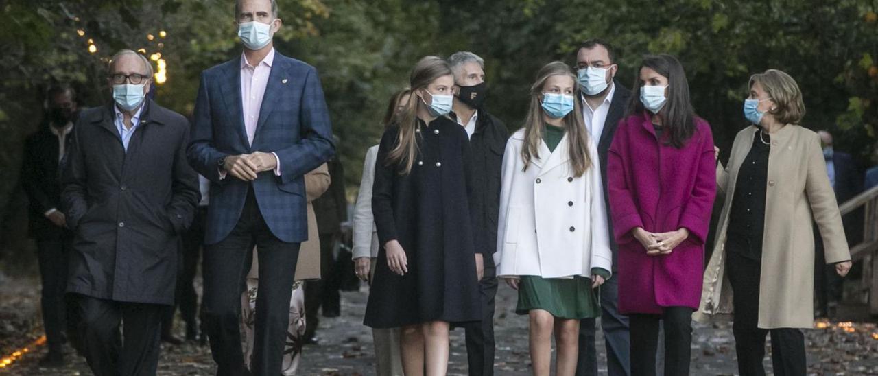 Luis Fernández-Vega, a la izquierda junto a Felipe VI, en una visita a la Fábrica de La Vega junto a la Familia Real y varias autoridades, en la Semana de los Premios de 2020. | Irma Collín