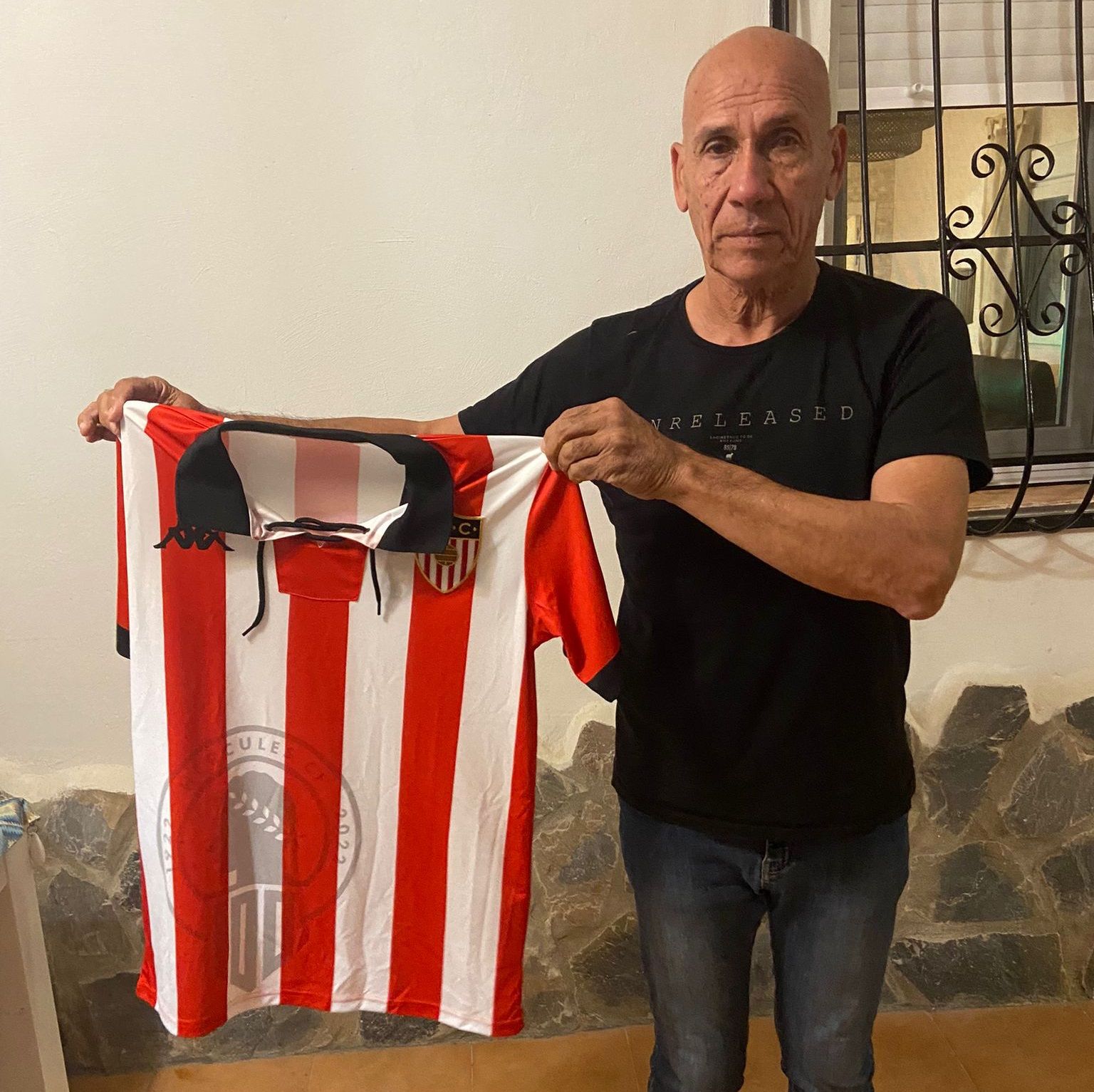 El argentino Horacio Moyano posa con la camiseta conmemorativa del Centenario del Hércules.