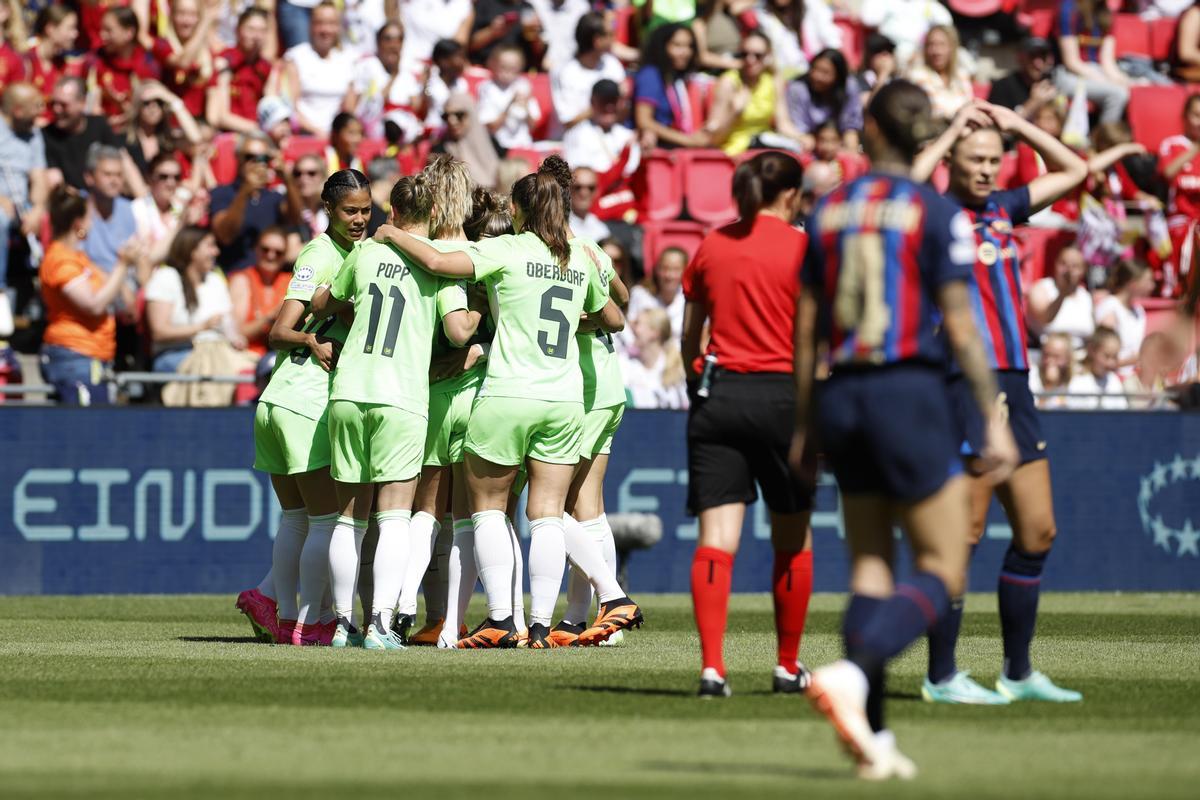 EINDHOVEN (PAÍSES BAJOS), 03/06/2023.- Las futbolistas del Wolfsburgo celebran el 0-1 durante la final de la Liga de Campeones Femenina entre FC Barcelona y Wolfsburgo, este sábado en el Philips Stadion de Eindhoven. EFE/ Alberto Estévez