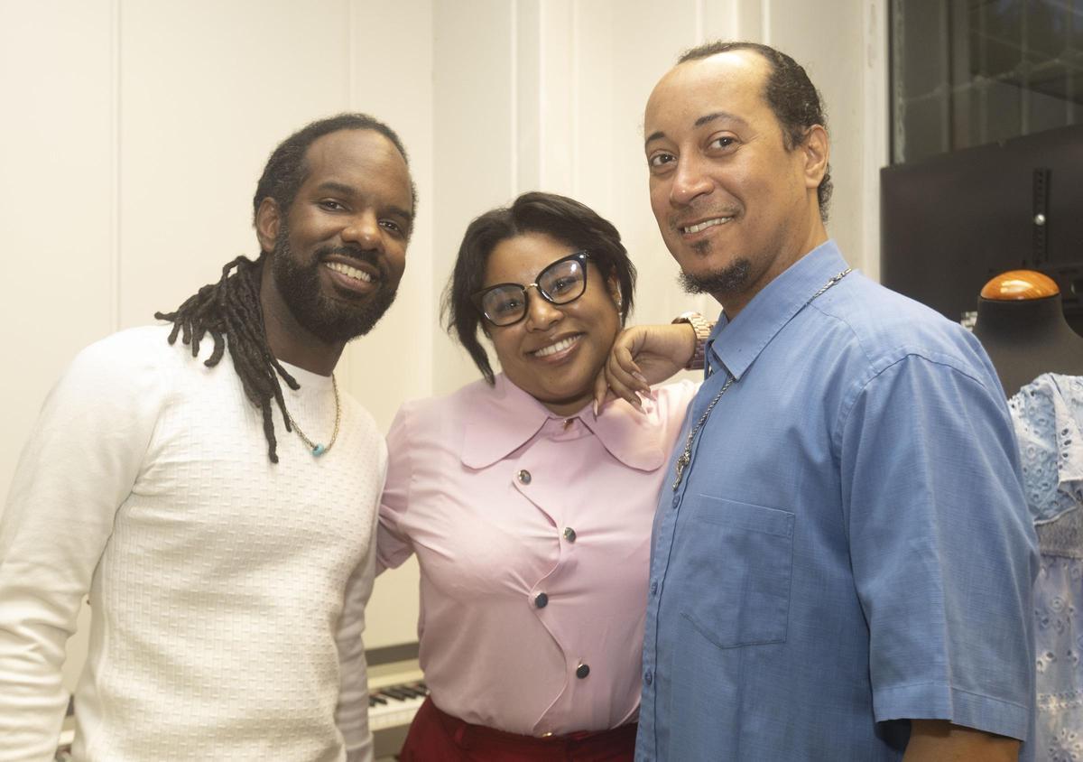 Los tres integrantes cubanos de la compañía: Leonardo, Merlyn y Rey