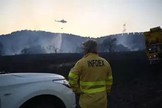 Un coche ardiendo causa un incendio forestal en Cañaveral