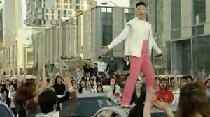 Videoclip de la cançó ’Right Now’ de PSY llançat el 2010.