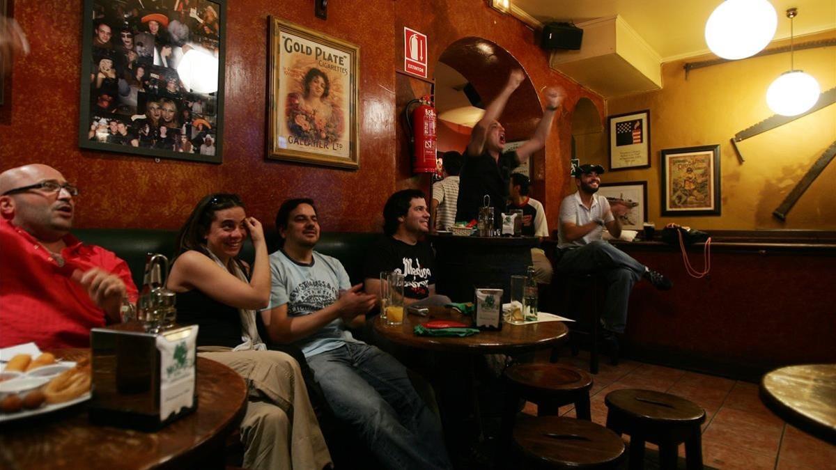 gente viendo el mundial en bares foto