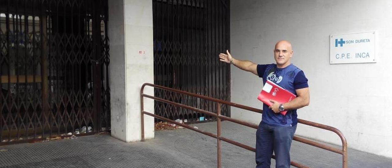 Bartomeu Ballester muestra la entrada del cerrado Centro Periférico de Especialidades.